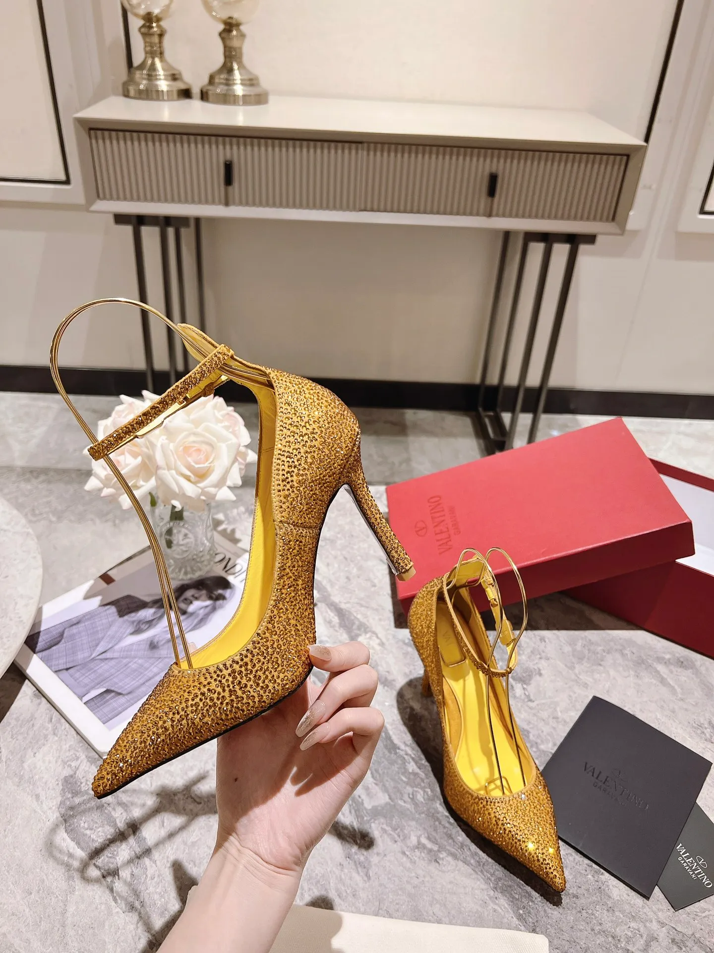 👟👟Ex-factory price 500👟👟 Genuine leather sole +40 Top version 𝑉𝐴𝐿𝐸𝑁𝑇𝐼𝑁𝑂 Valentino new spring and summer women's 6⃣️color "Czech Diamond💎" full diamond shoes The unique [V’s handcrafted diamond production] brings out a full sense of high-end, and the new season will live up to expectations! Worth buying★Absolutely high-grade❥Original method, Absolutely sensual❥Elegant style, creating a different feeling, simple and elegant style!  Code number: 35-41 (34-42 customized, non-returnable) Lining: Sheepskin lining Heel height: 10cm Leather outsole Rubber outsole